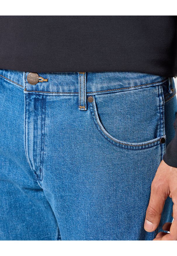 Wrangler - WRANGLER MĘSKIE SPODNIE JEANSOWE GREENSBORO SADDLESTONE 112355021 W15Q017423