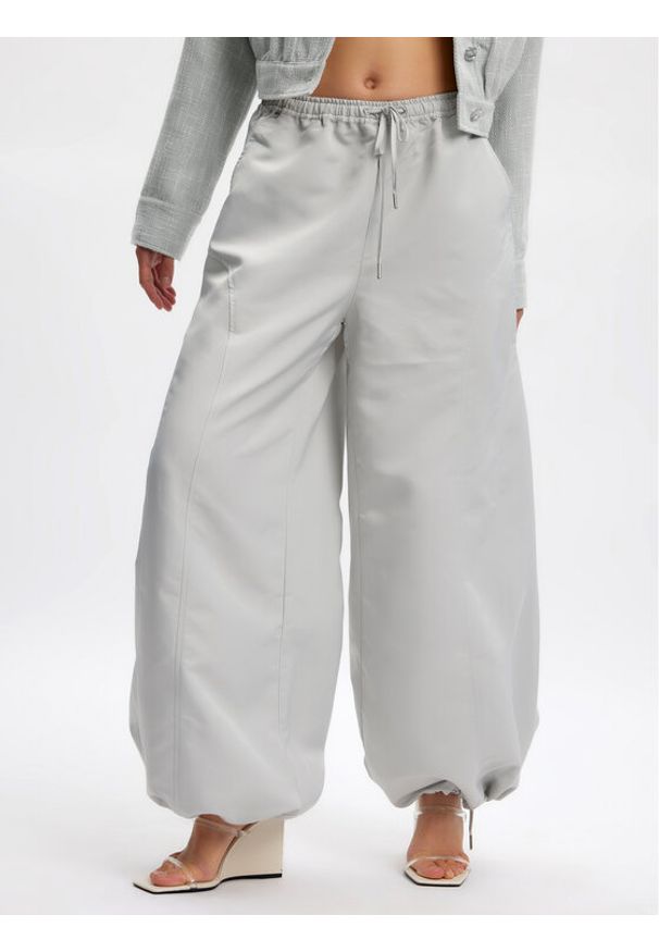 GESTUZ - Gestuz Spodnie materiałowe 10908112 Szary Relaxed Fit. Kolor: szary. Materiał: syntetyk