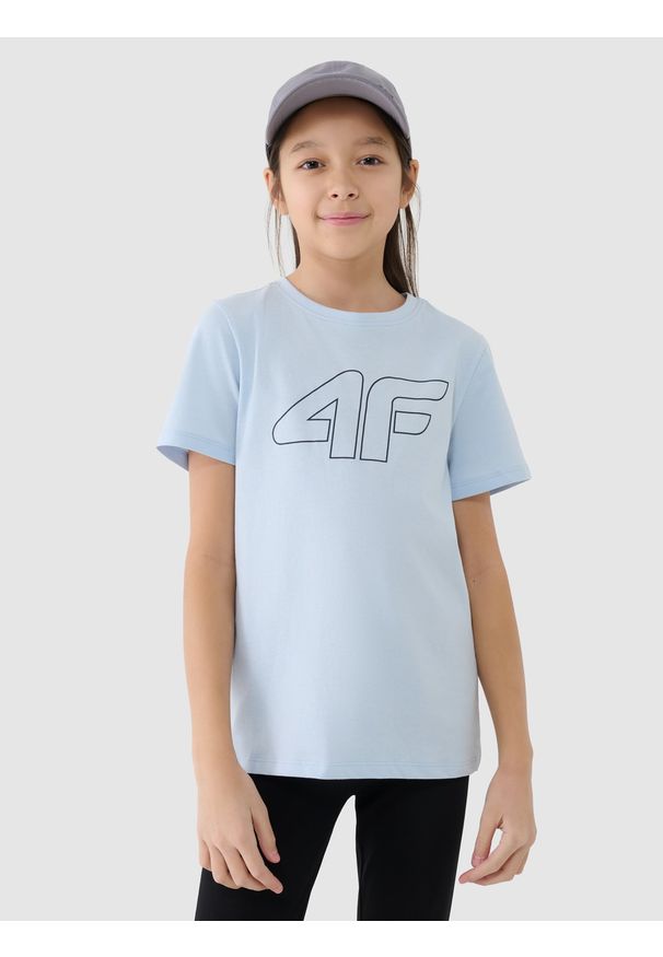 4f - T-shirt z nadrukiem chłopięcy - niebieski. Okazja: na co dzień. Kolor: niebieski. Materiał: bawełna, jersey, dzianina. Długość rękawa: krótki rękaw. Długość: krótkie. Wzór: nadruk. Sezon: lato. Styl: sportowy, casual, klasyczny