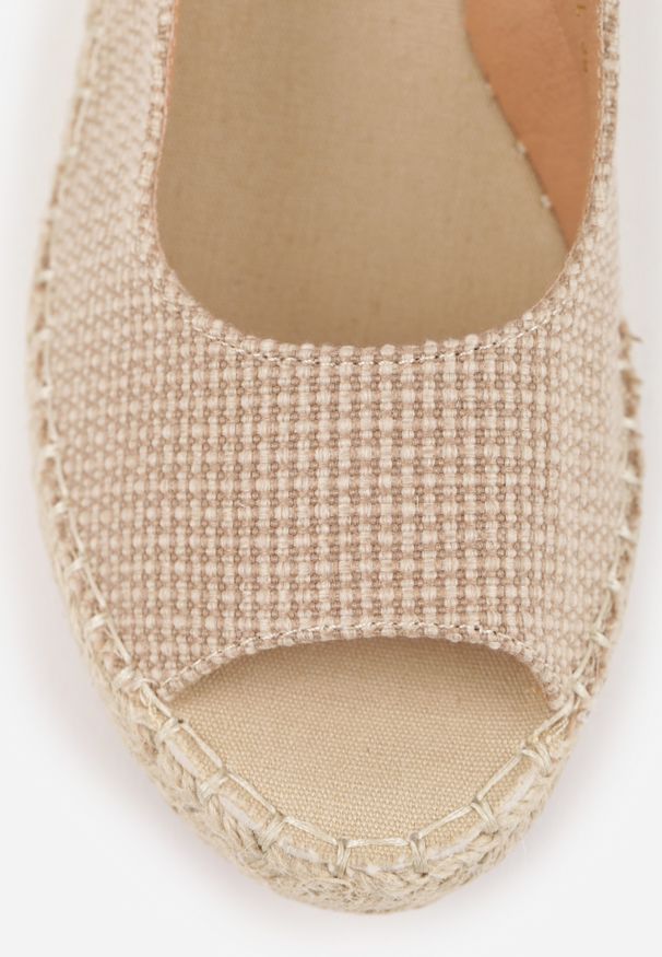 Renee - Beżowe Sandały Peep Toe z Plecioną Cholewką i Koturnem Zaylani. Okazja: na imprezę, na co dzień. Nosek buta: otwarty. Zapięcie: sprzączka. Kolor: beżowy. Sezon: lato. Obcas: na koturnie. Styl: boho, casual