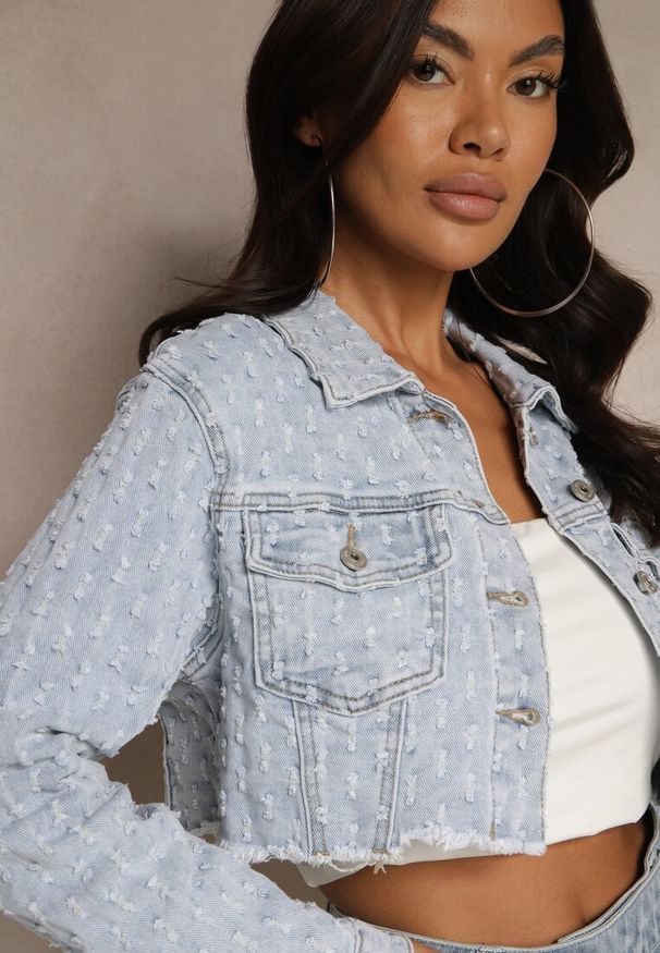 Renee - Jasnoniebieska Krótka Kurtka Jeasnowa z Ozdobnymi Przetarciami Zarvelina. Okazja: na co dzień. Kolor: niebieski. Materiał: jeans. Długość: krótkie. Styl: casual, elegancki