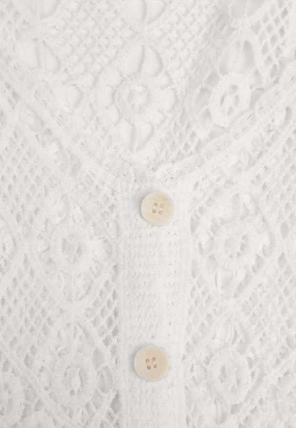 Born2be - Biała Szydełkowa Bluzka z Bawełny na Guziki Ionadina. Okazja: na co dzień. Kolor: biały. Materiał: bawełna. Wzór: ażurowy. Styl: casual