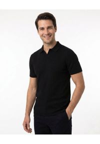Dzianinowa Koszulka Polo - Dekolt Bez Guzików - Brave Soul - Czarna. Okazja: na co dzień. Typ kołnierza: polo. Kolor: czarny. Materiał: elastan, bawełna. Styl: casual #6