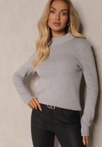 Renee - Szary Dzianinowy Prążkowany Sweter z Wiskozą Nikiga. Okazja: na co dzień, na spotkanie biznesowe, do pracy. Kolor: szary. Materiał: dzianina, wiskoza, prążkowany. Długość rękawa: długi rękaw. Długość: długie. Styl: biznesowy, elegancki, casual