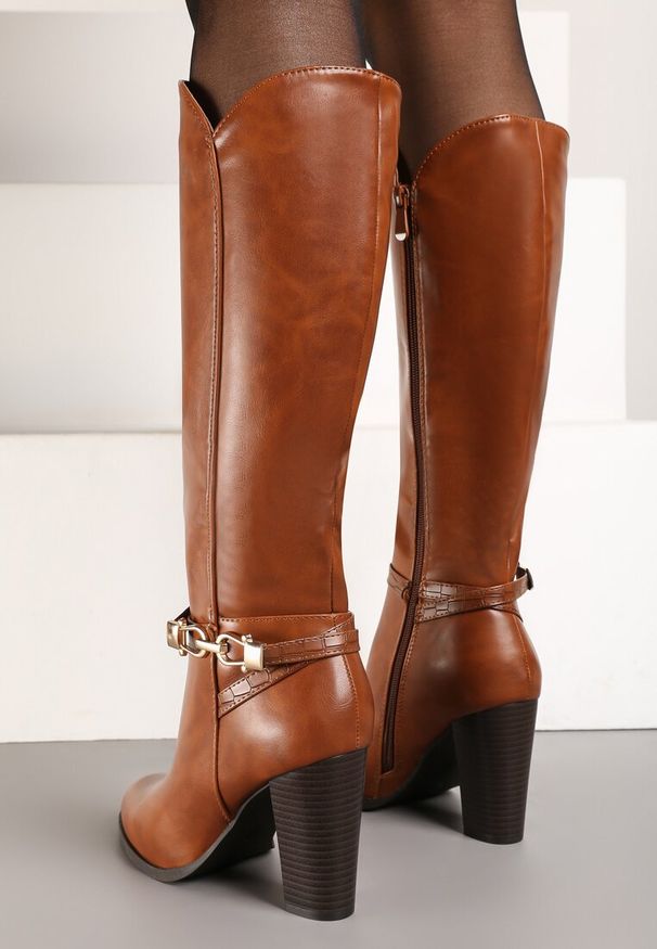 Born2be - Jasnobrązowe Kozaki na Słupku z Minimalistyczną Klamerką Vortifra. Okazja: na co dzień. Zapięcie: klamry. Kolor: brązowy. Materiał: jeans. Szerokość cholewki: normalna. Sezon: zima, jesień. Obcas: na słupku. Styl: klasyczny, casual, elegancki