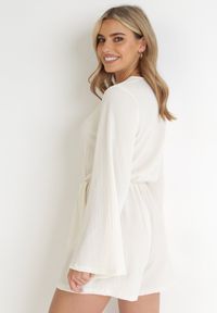 Born2be - Biały Krótki Kombinezon z Kopertowym Dekoltem Pelinia. Kolor: biały. Długość: krótkie. Styl: elegancki #3