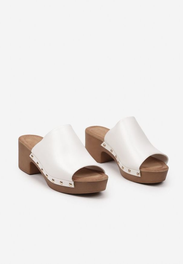 Born2be - Białe Klasyczne Klapki Drewniaki na Obcasie Zdobione Nitami Fierina. Okazja: na spacer. Kolor: biały. Materiał: jeans. Wzór: aplikacja. Obcas: na obcasie. Styl: klasyczny. Wysokość obcasa: średni