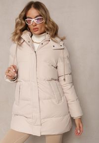 Renee - Jasnobeżowa Kurtka z Klasycznym Pikowaniem i Odpinanym Kapturem Thessari. Kolor: beżowy. Styl: klasyczny #3