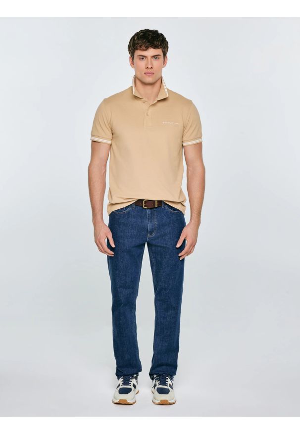 Big-Star - Koszulka męska polo beżowa Wladym 801. Okazja: na co dzień. Typ kołnierza: polo. Kolor: beżowy. Materiał: dzianina, jeans, materiał. Wzór: nadruk, aplikacja, paski. Styl: elegancki, casual, klasyczny, sportowy, wizytowy