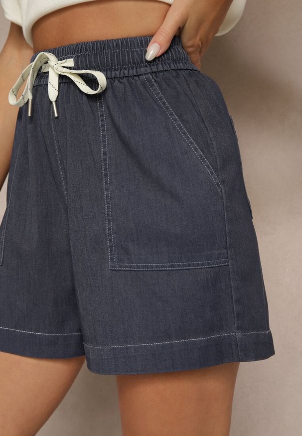 Renee - Granatowe Szorty High Waist z Wiskozą o Klasycznym Kroju z Kieszeniami i Wiązaniem Raletta. Okazja: na co dzień. Stan: podwyższony. Kolor: niebieski. Materiał: wiskoza. Sezon: lato. Styl: klasyczny