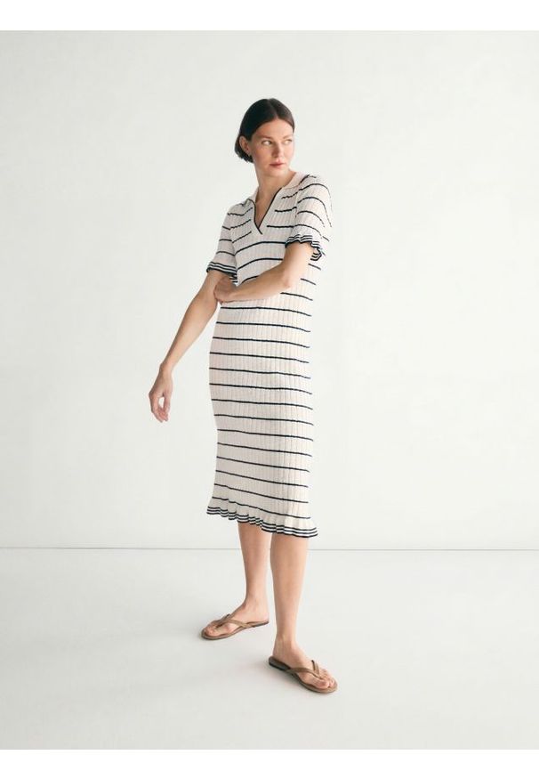 Reserved - Sukienka polo - biały. Typ kołnierza: polo. Kolor: biały. Materiał: dzianina, bawełna