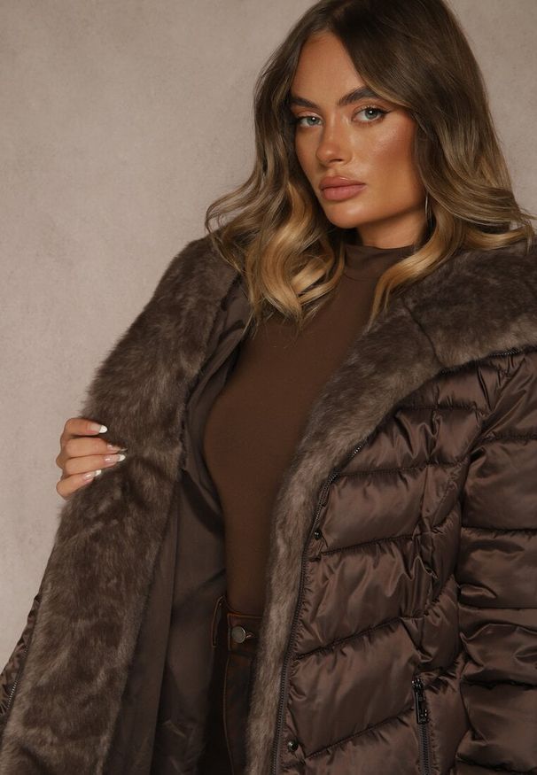 Renee - Brązowa Kurtka z Pikowanym Przeszyciami Wiązanym Paskiem i Kapturem z Futrem Fenida. Kolor: brązowy. Materiał: futro. Styl: elegancki