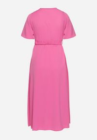 Born2be - Różowa Sukienka z Kopertowym Dekoltem z Gumką w Pasie i Paskiem z Metalową Klamerką Teseri. Typ kołnierza: dekolt kopertowy. Kolor: różowy. Wzór: aplikacja. Typ sukienki: kopertowe #2