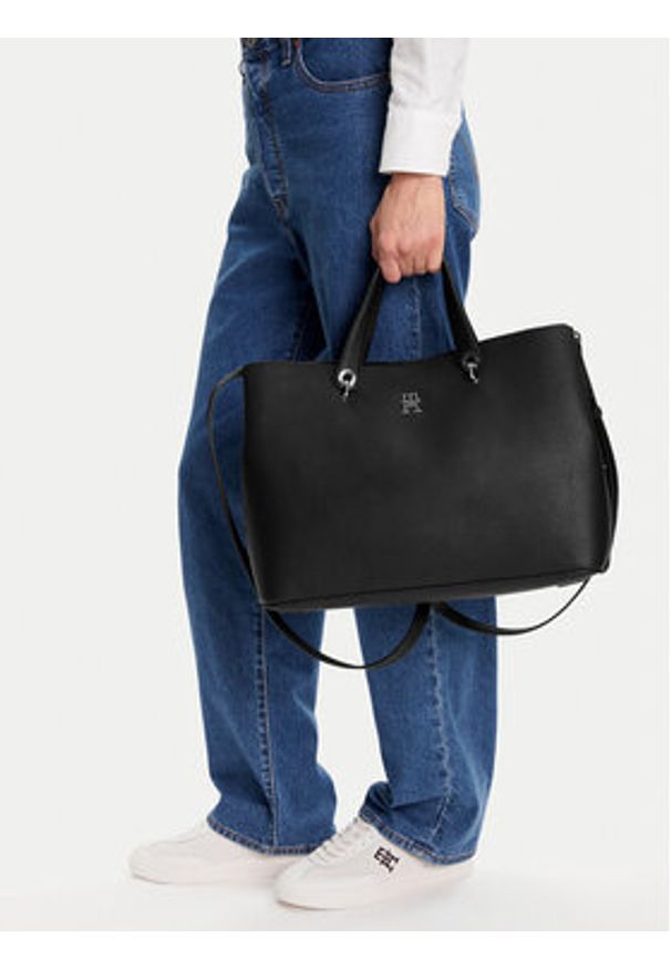 TOMMY HILFIGER - Tommy Hilfiger Torebka Th Emblem Satchel AW0AW15177 Czarny. Kolor: czarny. Materiał: skórzane