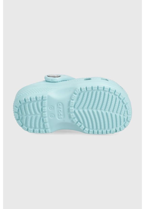 Crocs klapki dziecięce. Kolor: niebieski. Materiał: guma, materiał. Wzór: gładki. Obcas: na obcasie. Wysokość obcasa: niski