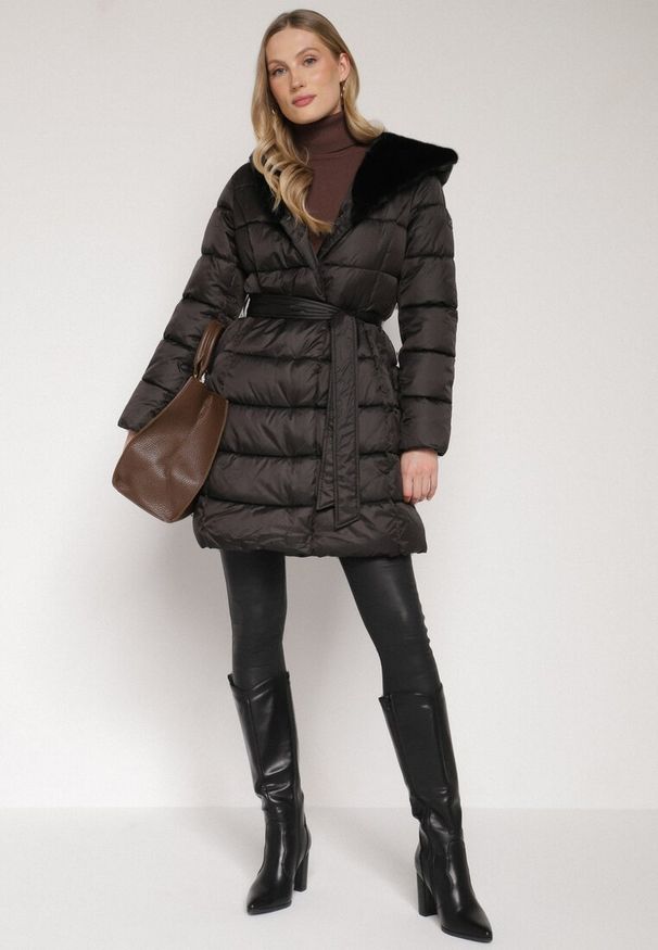 Born2be - Czarna Długa Kurtka Ozdobiona Pikowaniem z Nieodpinanym Kapturem i Paskiem Lidaveia. Okazja: na co dzień. Kolor: czarny. Materiał: jeans. Długość: długie. Wzór: aplikacja. Styl: casual, elegancki, klasyczny