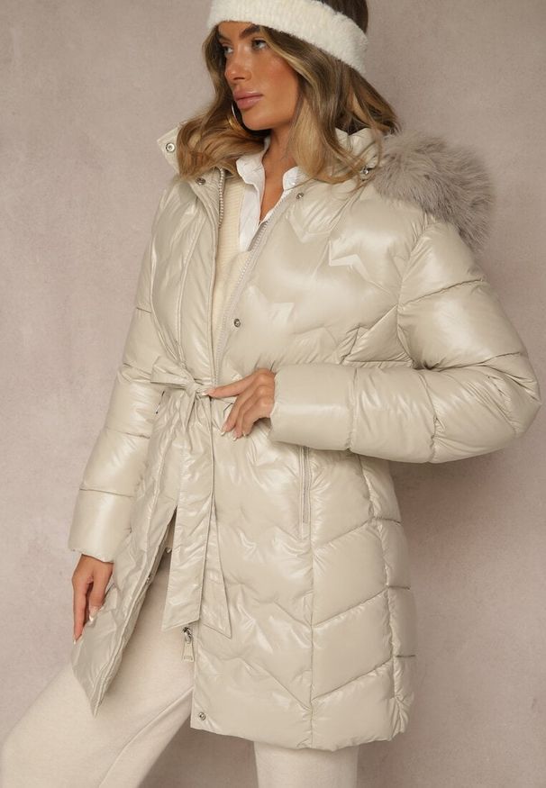 Renee - Beżowa Kurtka Pikowana z Odpinanym Futerkiem i Kapturem Ozdobiona Paskiem Olinesa. Kolor: beżowy. Materiał: futro. Wzór: aplikacja. Styl: klasyczny, elegancki