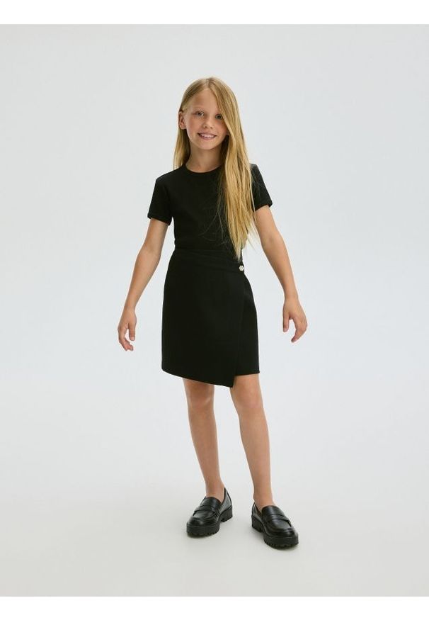 Reserved - Gładka spódnica z zakładką - czarny. Kolor: czarny. Materiał: tkanina. Wzór: gładki