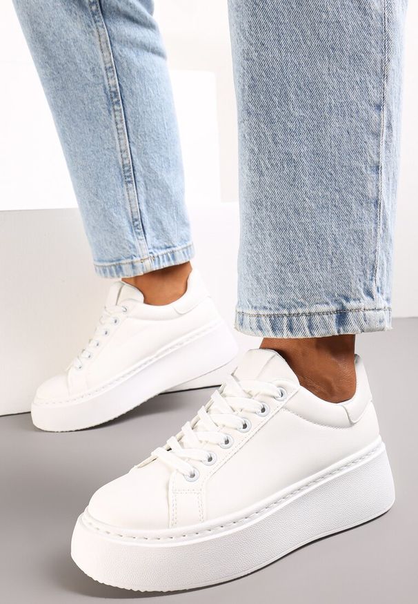 Renee - Białe Sneakersy na Modnej Platformie Broida. Nosek buta: okrągły. Zapięcie: sznurówki. Kolor: biały. Materiał: materiał. Obcas: na platformie. Wysokość obcasa: niski
