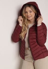 Born2be - Bordowa Klasyczna Kurtka Przejściowa z Pikowaniem i Odpinanym Kapturem Pretiella. Okazja: na spacer, na co dzień. Kolor: czerwony. Materiał: jeans, nylon. Styl: klasyczny #5