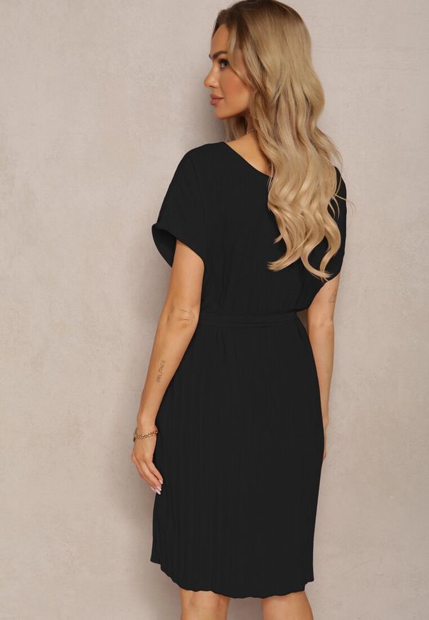 Renee - Czarna Casualowa Plisowana Sukienka Wiązana w Talii Paskiem Biozetta. Okazja: na co dzień. Kolor: czarny. Materiał: jeans, tkanina. Typ sukienki: proste, sportowe. Styl: casual