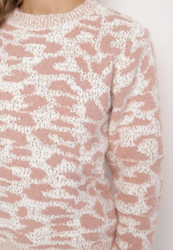 Born2be - Ciemnoróżowy Sweter z Wełną o Klasycznym Kroju Zdobiony Wzorem w Cętki Zinarisa. Kolor: różowy. Materiał: wełna. Wzór: aplikacja. Sezon: zima. Styl: klasyczny