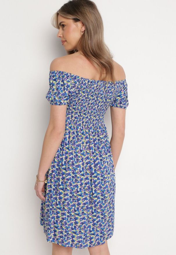 Born2be - Granatowa Wiskozowa Sukienka Hiszpanka z Gumkami w Pasie Valdina. Okazja: na co dzień. Typ kołnierza: dekolt hiszpanka. Kolor: niebieski. Materiał: wiskoza. Długość rękawa: krótki rękaw. Sezon: lato. Styl: casual, wakacyjny