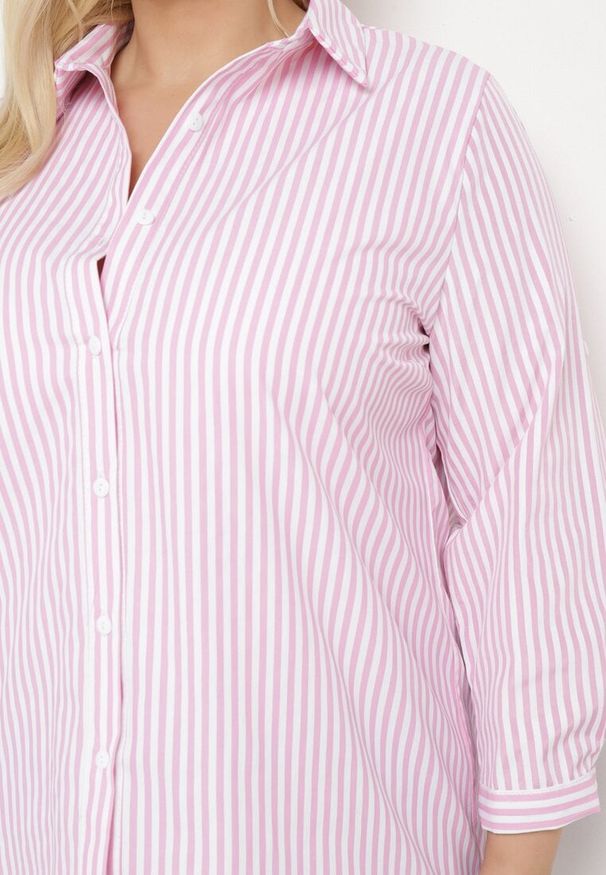 Born2be - Różowa Koszula z Kołnierzem i Podpinanymi Rękawami w Paski Cilkey. Okazja: na co dzień. Typ kołnierza: kołnierzyk klasyczny. Kolekcja: plus size. Kolor: różowy. Długość: długie. Wzór: paski. Materiał: jeans, materiał. Długość rękawa: długi rękaw. Sezon: wiosna, lato. Styl: casual, elegancki, klasyczny