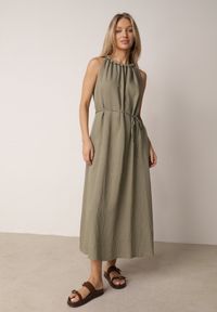 Born2be - Zielona Wiskozowa Sukienka Bez Rękawów z Warkoczowym Splotem przy Dekolcie Shirineli. Okazja: na co dzień. Kolekcja: plus size. Kolor: zielony. Materiał: wiskoza. Długość rękawa: bez rękawów. Wzór: ze splotem. Typ sukienki: proste, dla puszystych. Styl: elegancki, casual, klasyczny, boho #1