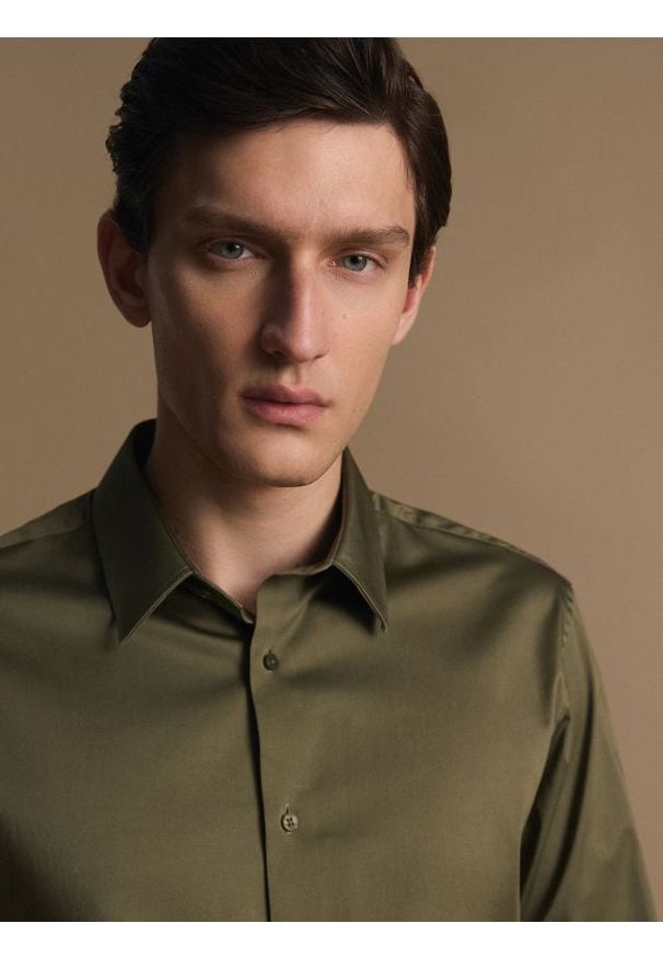 Reserved - Bawełniana koszula slim fit - oliwkowy. Kolor: oliwkowy. Materiał: bawełna