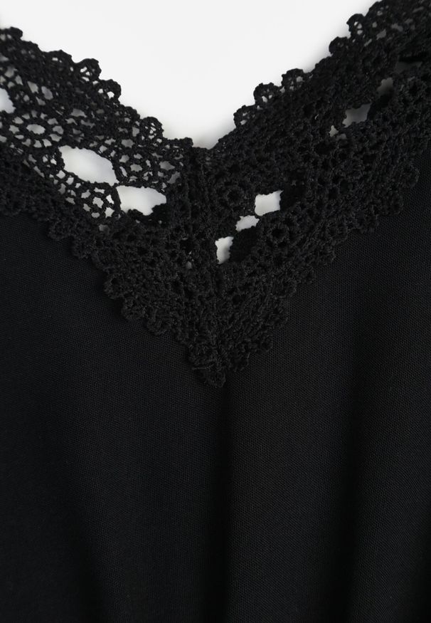 Born2be - Czarna Sukienka Mini Hiszpanka na Ramiączkach z Koronkowymi Rękawami i Gumką w Pasie Giovati. Okazja: na co dzień. Typ kołnierza: dekolt hiszpanka. Kolor: czarny. Materiał: koronka. Długość rękawa: na ramiączkach. Styl: casual. Długość: mini