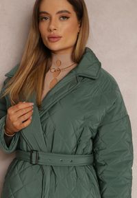 Renee - Ciemnozielona Kurtka za Kolano z Paskiem Pikowana Oversize Ugduca. Kolor: zielony. Materiał: materiał. Długość rękawa: długi rękaw. Długość: długie. Sezon: jesień, wiosna. Styl: klasyczny #4