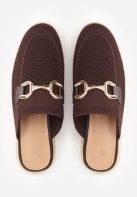 Renee - Brązowe Klapki Mule Ozdobione Klamrą Peromela. Okazja: na co dzień. Kolor: brązowy. Materiał: dzianina. Wzór: aplikacja. Styl: elegancki, casual #7