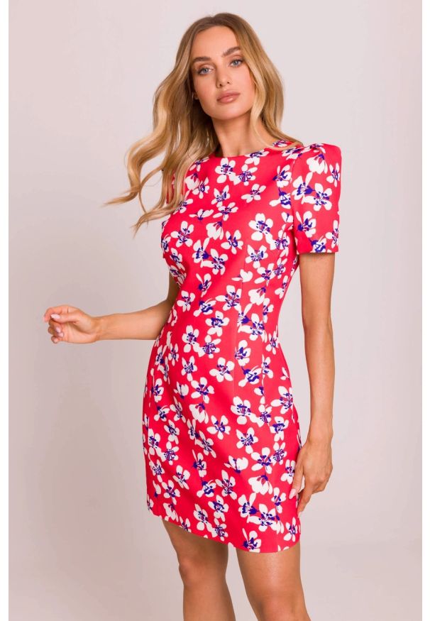 MOE - Elegancka sukienka trapezowa mini czerwona. Typ kołnierza: typu klepsydra. Kolor: czerwony, pomarańczowy. Materiał: tkanina. Długość rękawa: krótki rękaw. Wzór: nadruk. Typ sukienki: trapezowe. Styl: elegancki. Długość: mini