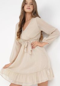 Born2be - Beżowa Sukienka Pronestra. Kolor: beżowy. Materiał: tkanina, materiał. Wzór: gładki. Typ sukienki: kopertowe. Styl: elegancki. Długość: mini #4