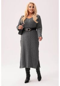 Moda Size Plus Iwanek - Szara sweterkowa sukienka Arianna MAXI z warkoczowym splotem PLUS SIZE XXL. Okazja: na spotkanie biznesowe, do pracy, na co dzień. Typ kołnierza: dekolt w kształcie V. Kolekcja: plus size. Kolor: szary. Wzór: ze splotem. Typ sukienki: dla puszystych. Materiał: akryl, tkanina, dzianina, bawełna, materiał. Sezon: zima. Styl: biznesowy, casual, klasyczny, elegancki. Długość: maxi