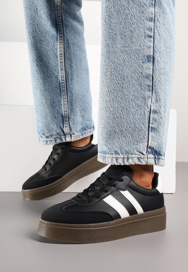 Renee - Czarne Sneakersy na Kauczukowej Podeszwie Ozdobione Paskami Nilimea. Okazja: na co dzień. Zapięcie: pasek. Kolor: czarny. Materiał: kauczuk. Wzór: aplikacja