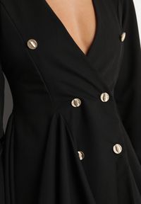 Born2be - Czarna Sukienka w Styku Marynarki Rozkloszowana z Guzikami Meliova. Okazja: na spotkanie biznesowe, na co dzień. Typ kołnierza: dekolt w kształcie V. Kolor: czarny. Długość rękawa: długi rękaw. Typ sukienki: proste. Styl: klasyczny, casual, biznesowy #5