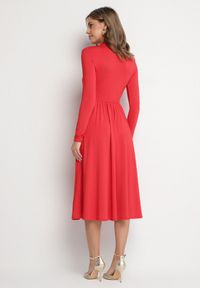 Born2be - Czerwona Rozkloszowana Sukienka z Ozdobnym Wycięciem i Usztywnioną Linią Ramion Rivfedi. Okazja: na co dzień, na imprezę. Kolor: czerwony. Długość rękawa: długi rękaw. Typ sukienki: proste. Styl: casual, elegancki #7