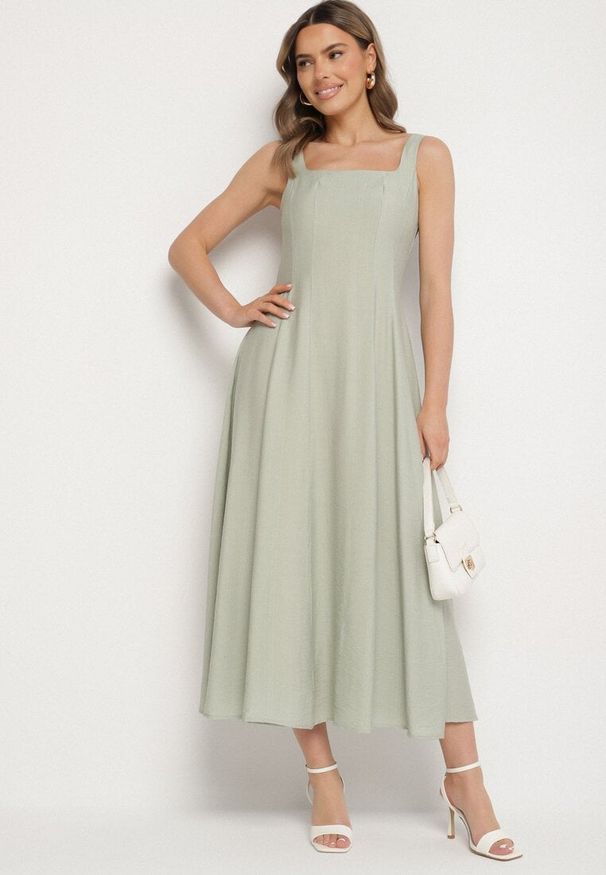 Born2be - Zielona Wiskozowa Sukienka o Rozkloszowanym Kroju z Kwadratowym Dekoltem Avmila. Typ kołnierza: dekolt kwadratowy. Kolor: zielony. Materiał: wiskoza. Styl: klasyczny