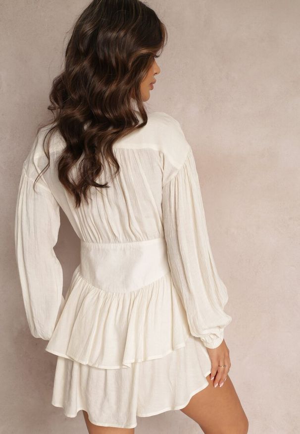 Renee - Beżowa Rozkloszowana Sukienka Mini z Falbankami i Stójką Iciana. Typ kołnierza: kołnierz z falbankami, kołnierzyk stójkowy. Kolor: beżowy. Materiał: materiał. Długość rękawa: długi rękaw. Sezon: wiosna, lato. Długość: mini