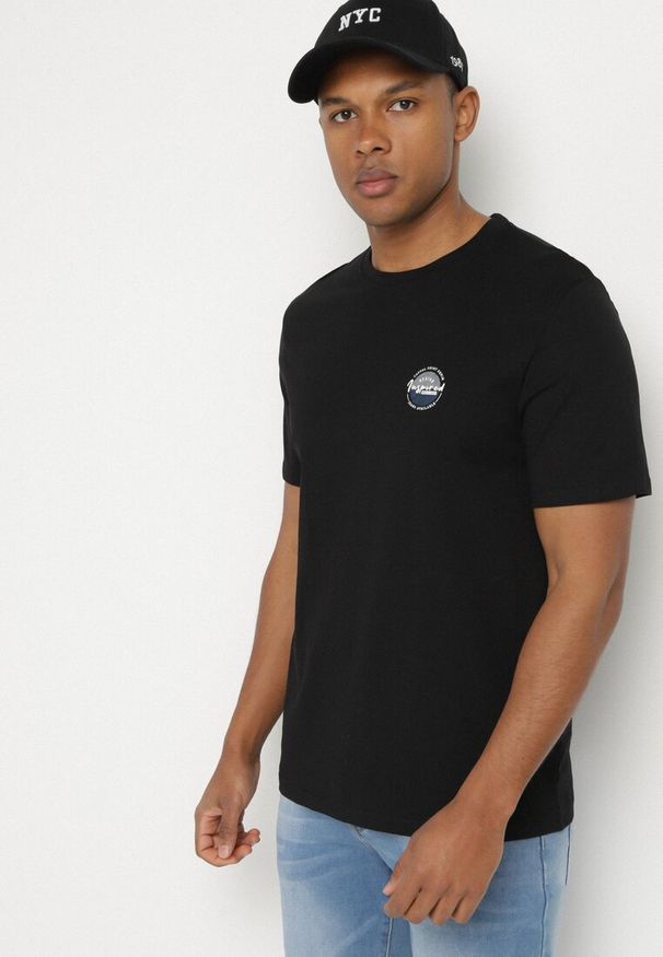 Born2be - Czarna Koszulka Bawełniana z Aplikacją Selsedi. Okazja: na co dzień. Kolor: czarny. Materiał: bawełna. Wzór: aplikacja. Styl: casual