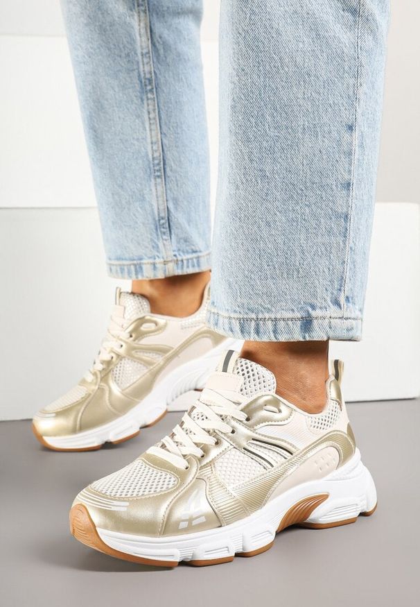 Renee - Beżowe Streetwearowe Sneakersy ze Wstawkami z Siateczki Deylisse. Okazja: na spacer, na co dzień. Kolor: beżowy. Materiał: jeans. Szerokość cholewki: normalna. Sport: turystyka piesza