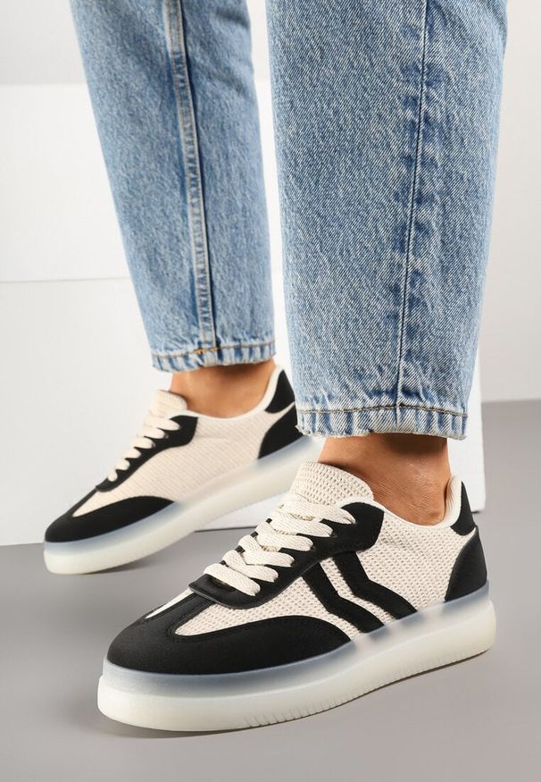 Born2be - Czarno-Beżowe Sneakersy w Stylu Tenisówek z Geometrycznymi Paskami Falenira. Okazja: na spacer. Zapięcie: pasek. Kolor: czarny. Materiał: jeans. Wzór: geometria. Sport: turystyka piesza