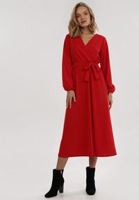 Born2be - Czerwona Sukienka Xyloris. Kolor: czerwony. Materiał: dzianina. Długość rękawa: długi rękaw. Wzór: gładki. Typ sukienki: kopertowe. Styl: elegancki. Długość: midi #1