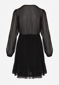 Born2be - Czarna Rozkloszowana Sukienka z Siateczki z Kopertowym Dekoltem Zenessa. Typ kołnierza: dekolt kopertowy. Kolor: czarny. Materiał: poliester, materiał. Typ sukienki: kopertowe #4