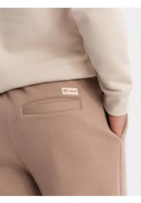 Ombre Clothing - Klasyczne spodnie dresowe unisex ze ściągaczami – brązowe V16 OU-PSBC-0100 - XL/XXL. Kolor: brązowy. Materiał: dresówka. Wzór: aplikacja. Styl: klasyczny #7
