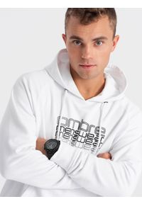 Ombre Clothing - Męska bluza nierozpinana z kapturem i nadrukiem - biała V1. Typ kołnierza: kaptur. Kolor: biały. Materiał: poliester, bawełna. Wzór: nadruk #5