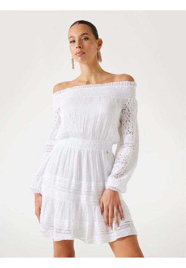 Guess Sukienka 175311 Biały Classic Fit. Kolor: biały