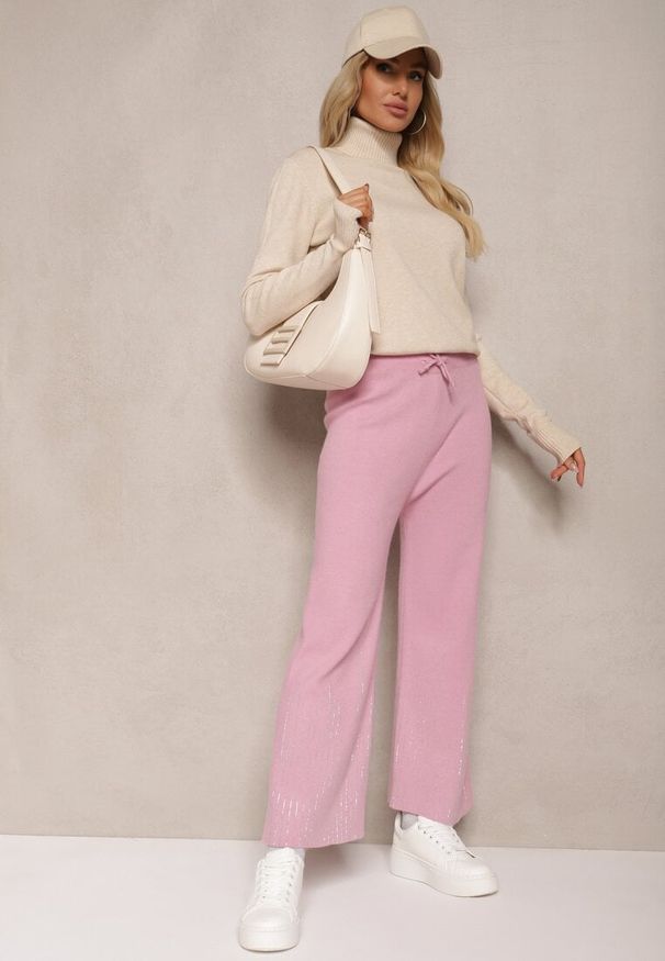 Renee - Różowe Spodnie o Szerokim Kroju High Waist z Cyrkoniami i Gumką w Pasie Loreitha. Okazja: na co dzień. Stan: podwyższony. Kolor: różowy. Materiał: satyna, zamsz. Wzór: aplikacja. Styl: casual
